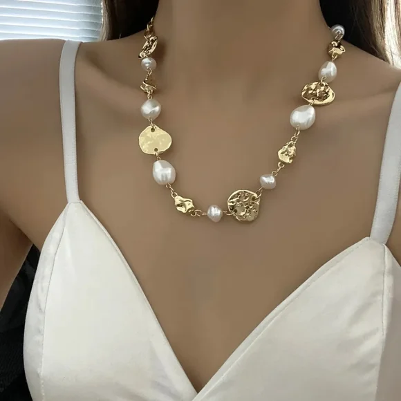 Trendy Gold Color Metal and Pearl Necklace - Picture 3 of 4